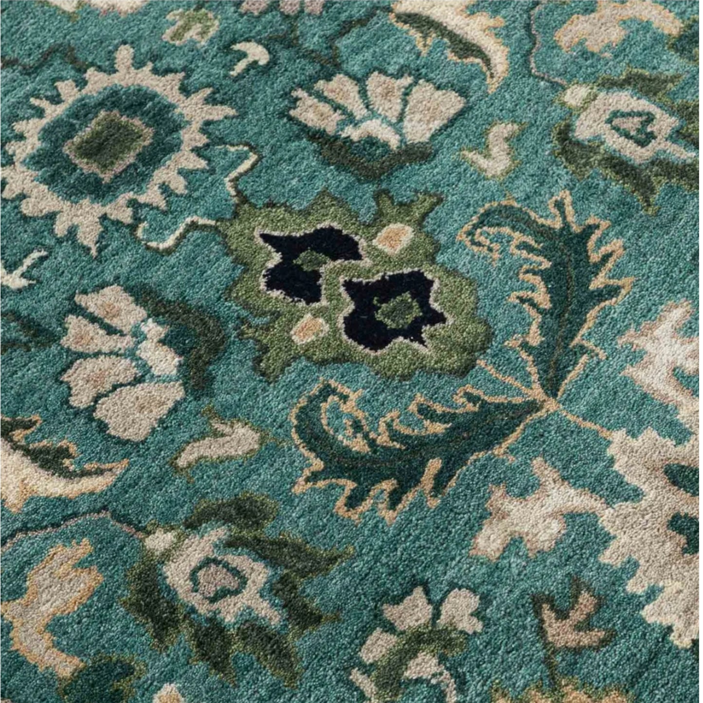 Persian design pattern tafted rug