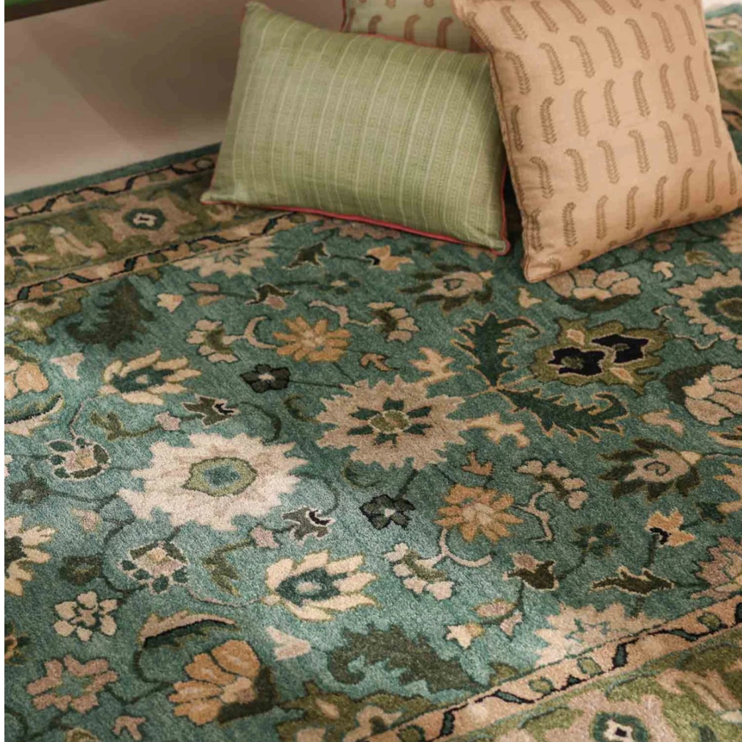 Persian design pattern tafted rug