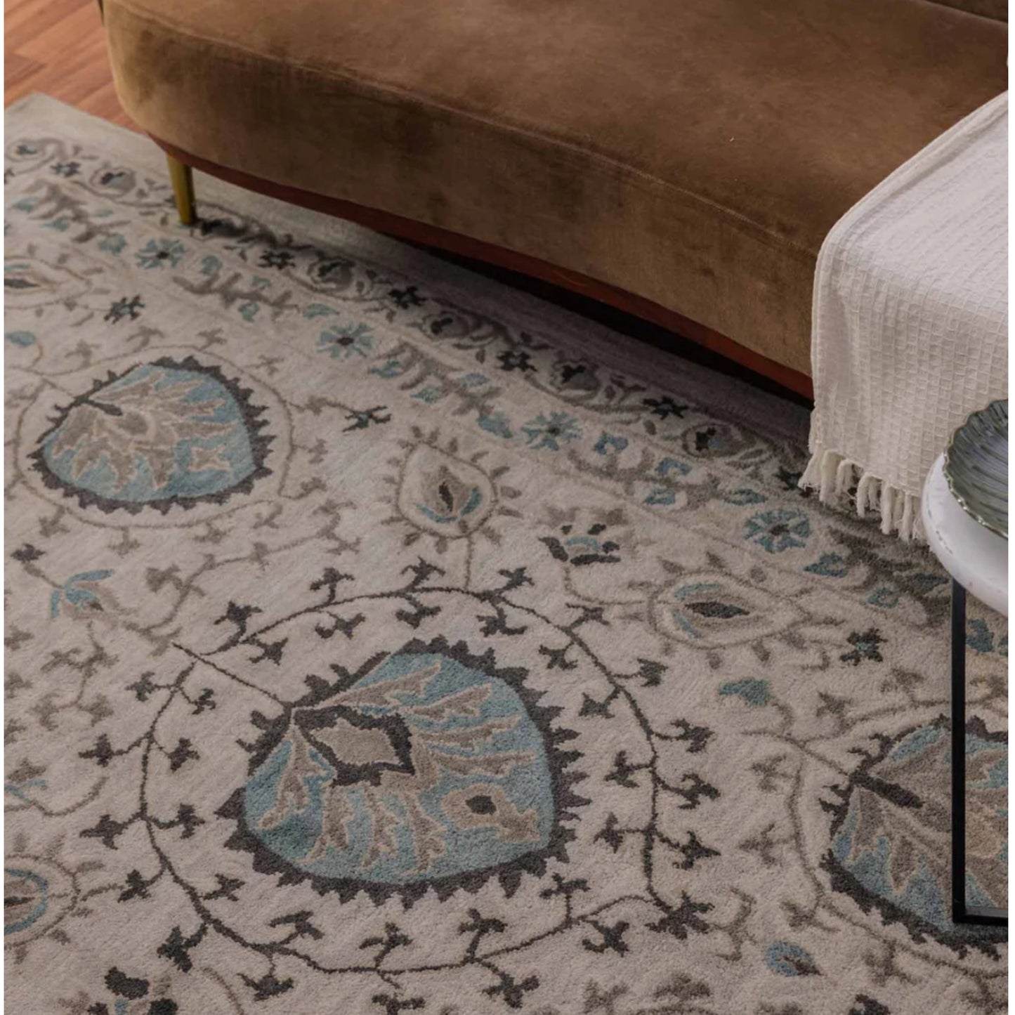 Persian design pattern tafted rug