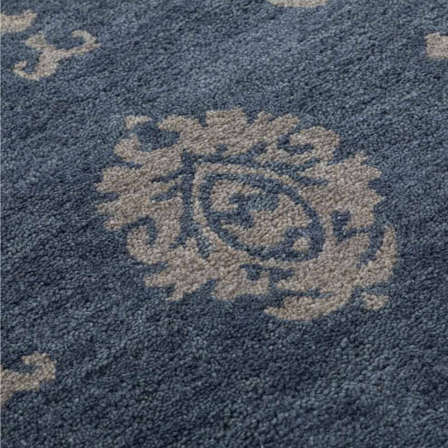 Persian design pattern tafted rug