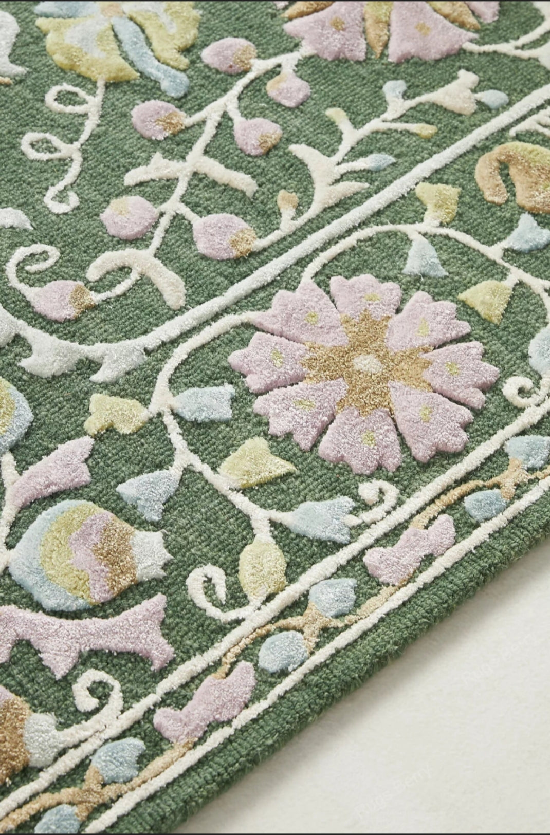 Persian design pattern tafted rug