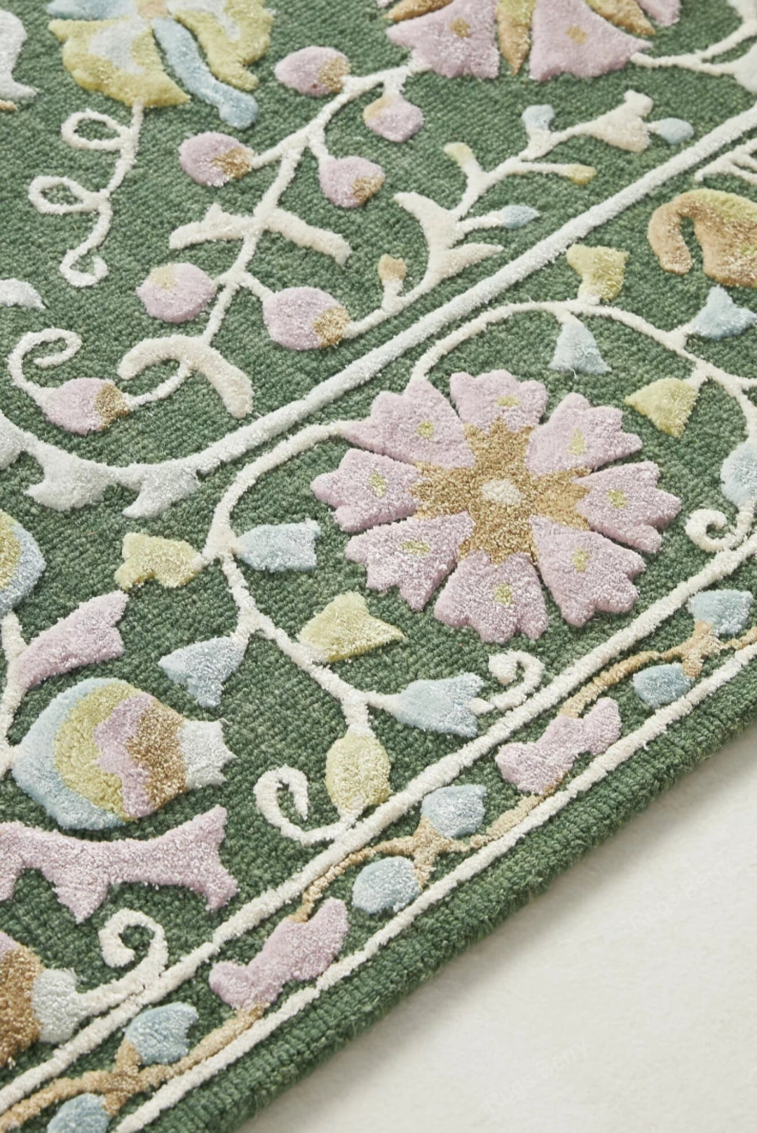 Persian design pattern tafted rug