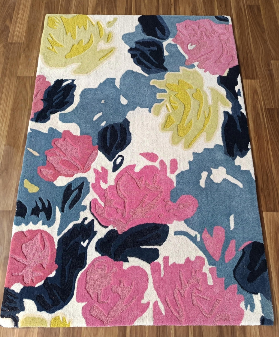 Modern design pattern tafted rug