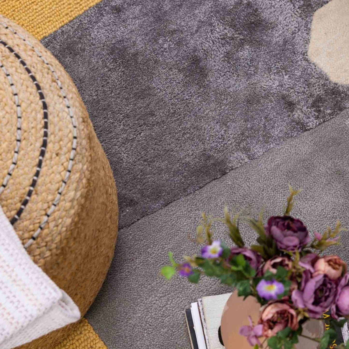 Modern design pattern tafted rug